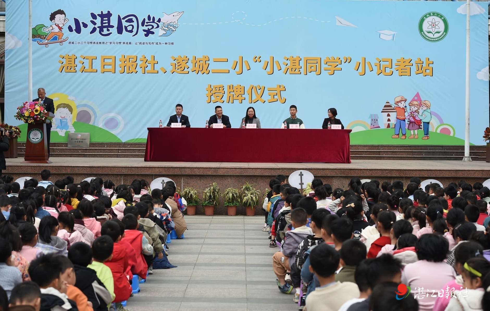 搭建学生成长“大舞台”