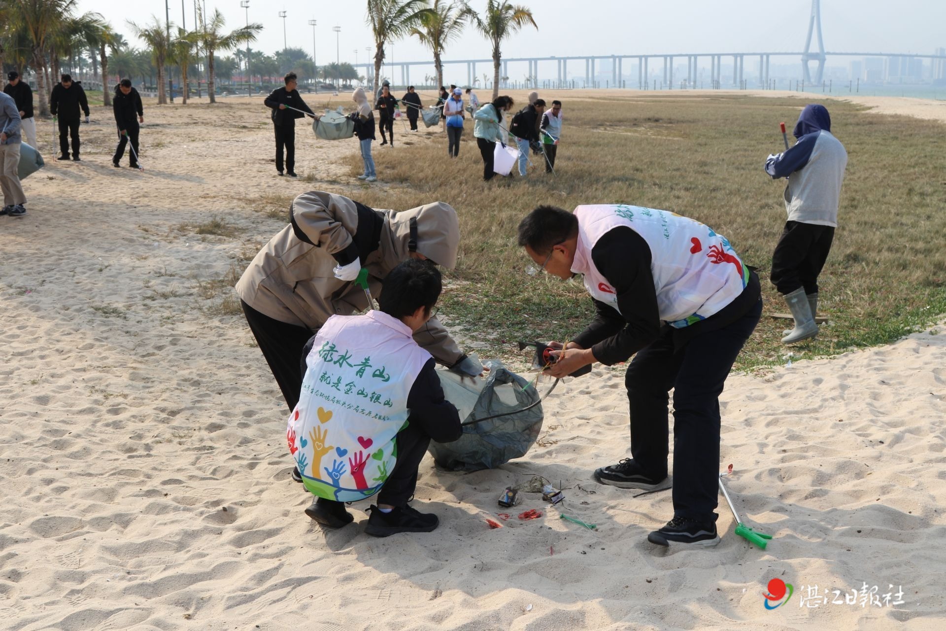 守护海岸线  共建美丽海湾