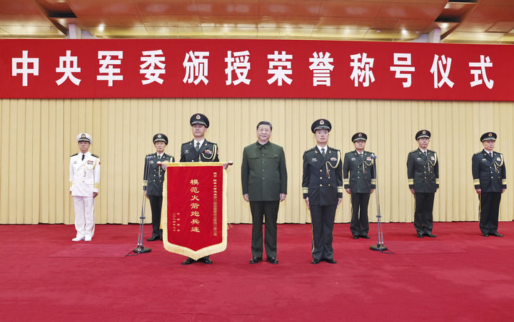 习近平向获得荣誉称号的单位颁授奖旗