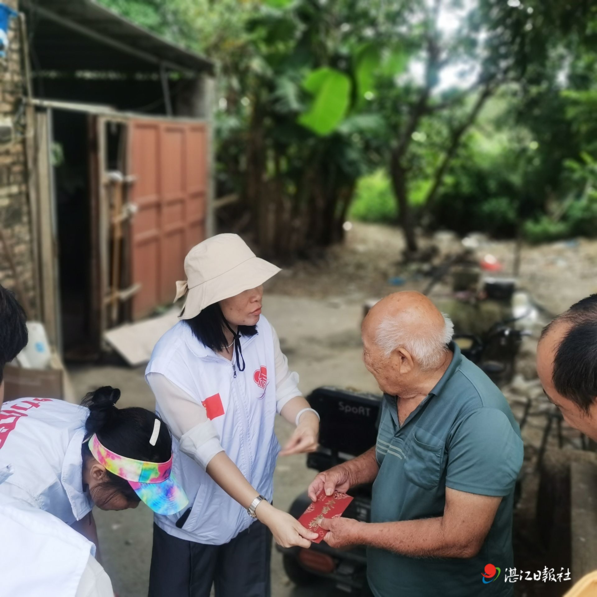 爱满重阳节  慰问暖人心