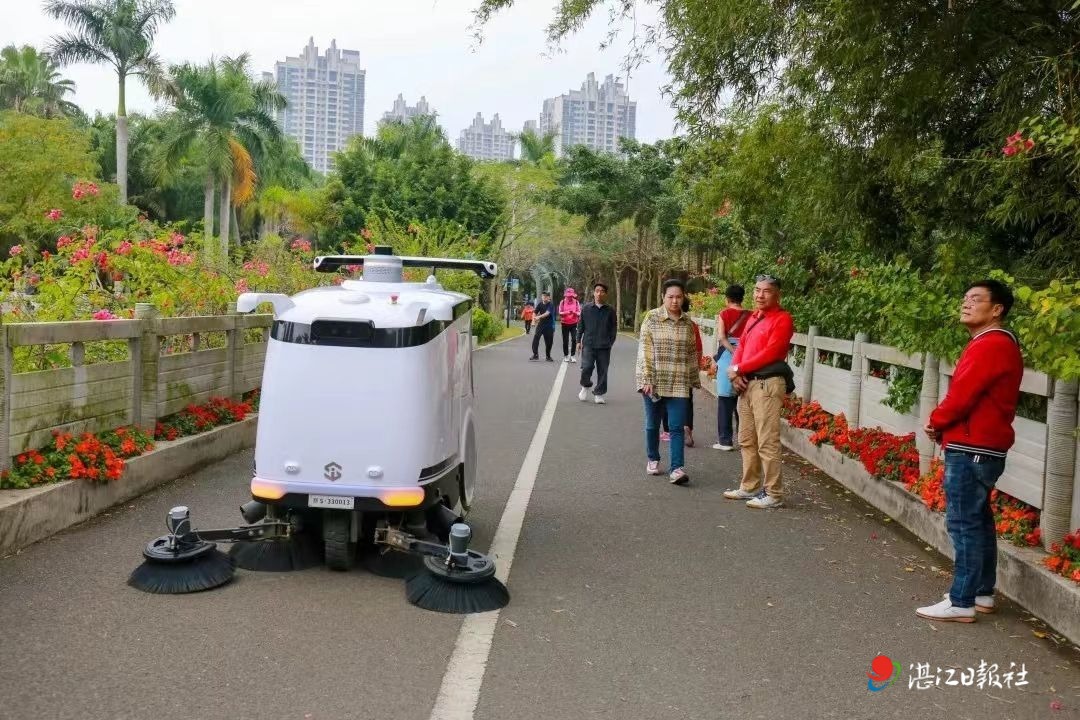 无人驾驶清扫车亮相湛江公园