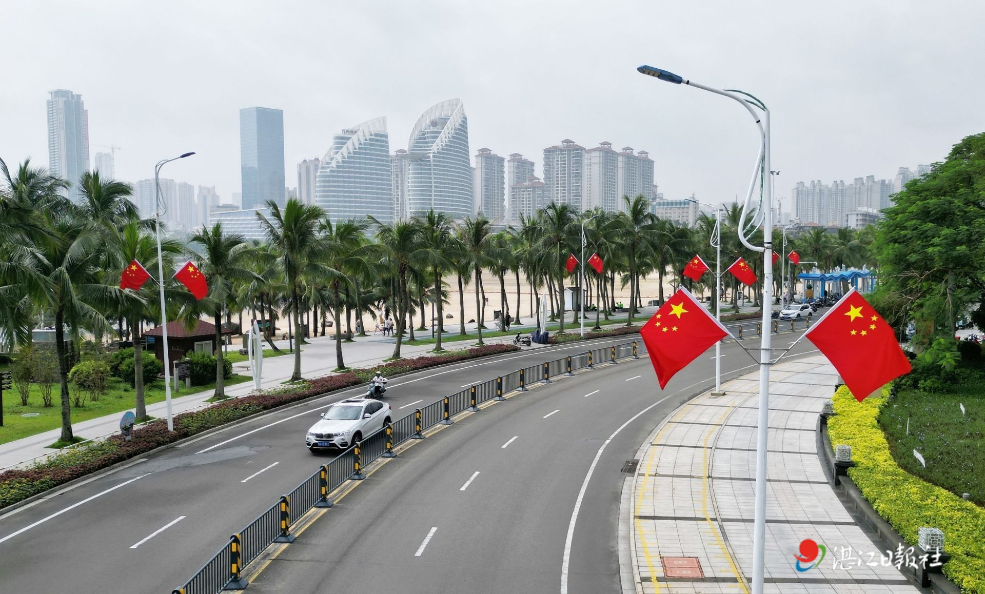 挂国旗，迎国庆！湛江街头飘扬“中国红”