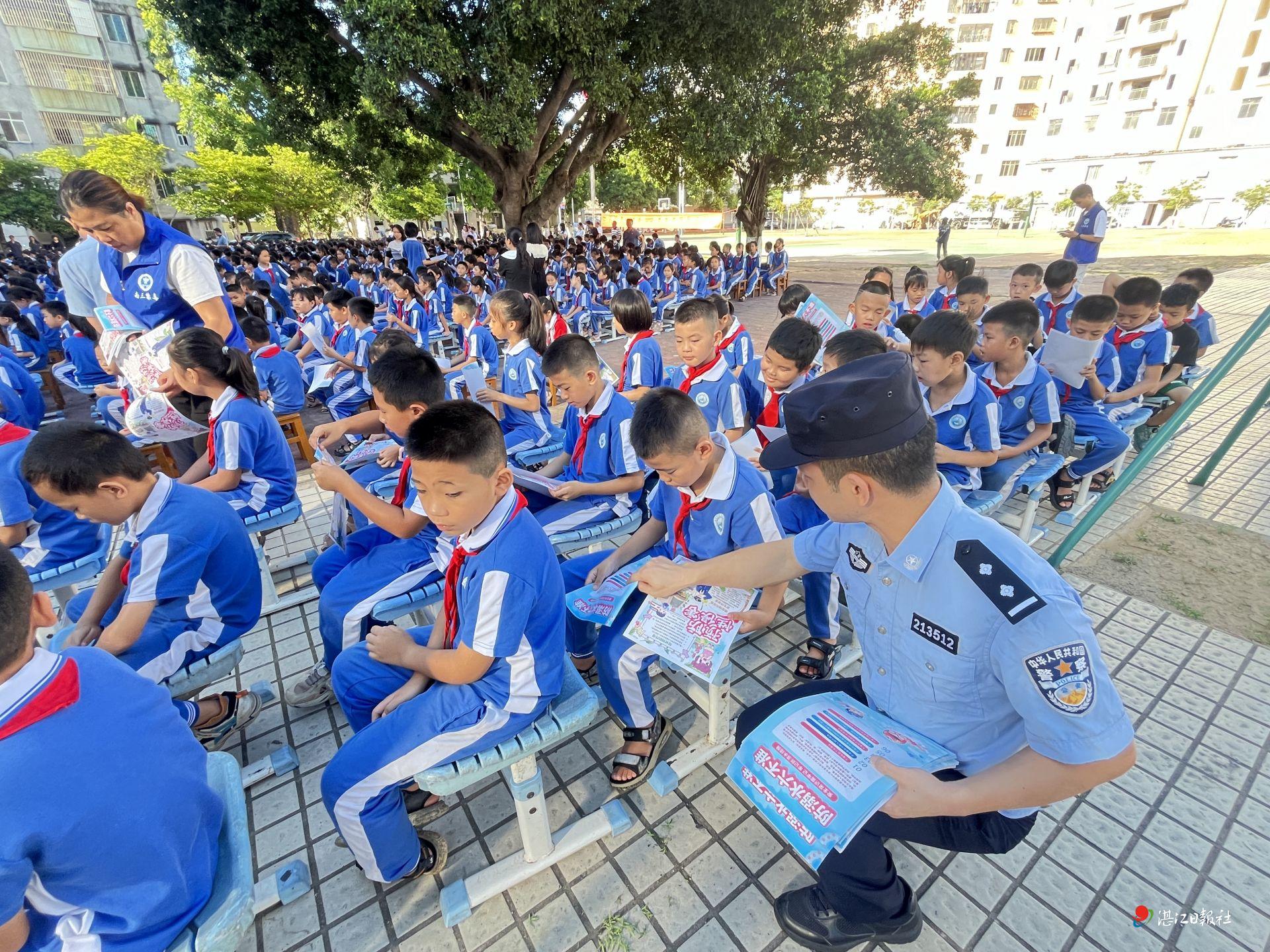 坡头区南三镇平安建设综合宣传活动进学校