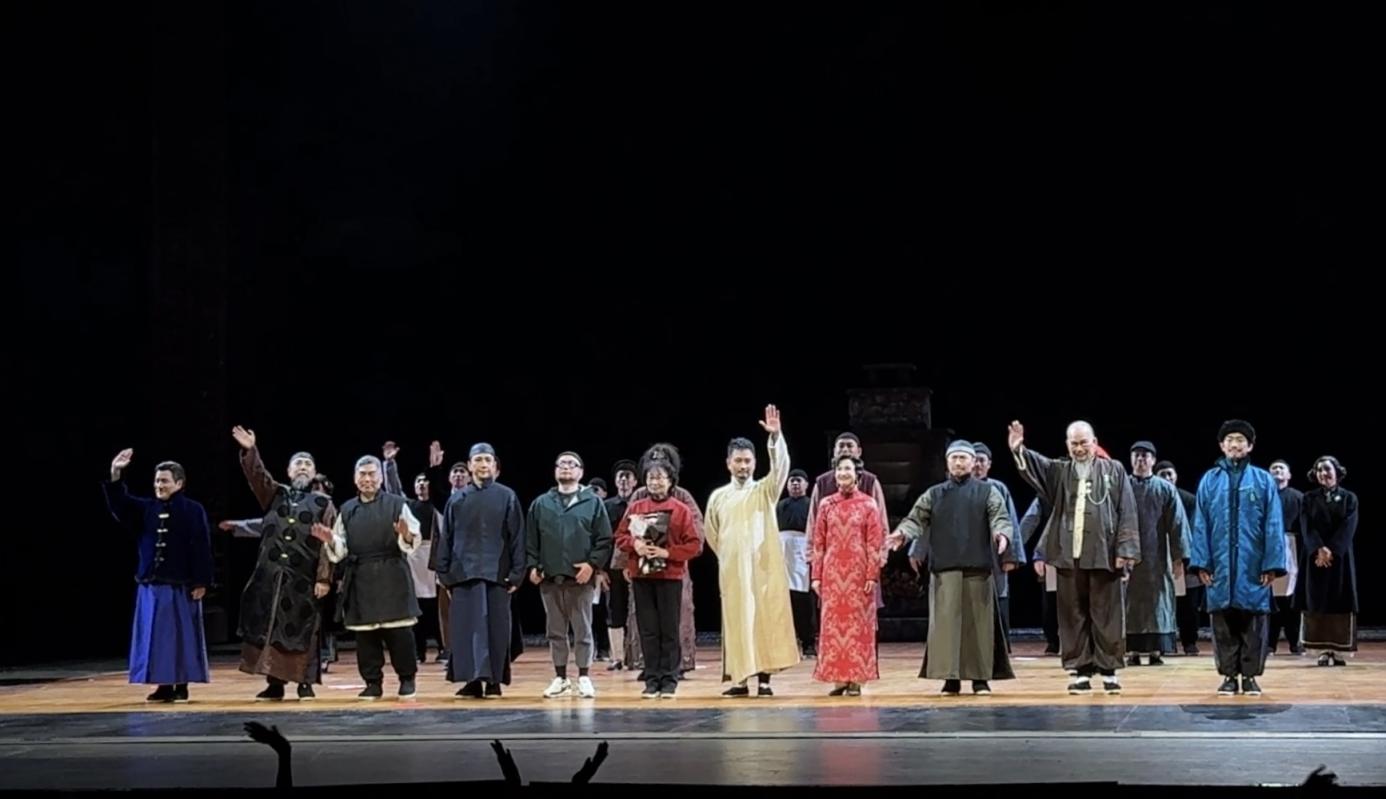 香港话剧团粤语版《天下第一楼》北京首演，何冀平激动落泪杨立新赞不绝口
