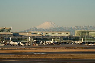 日航一架A350客机降落时起火，机上379人已全部撤离