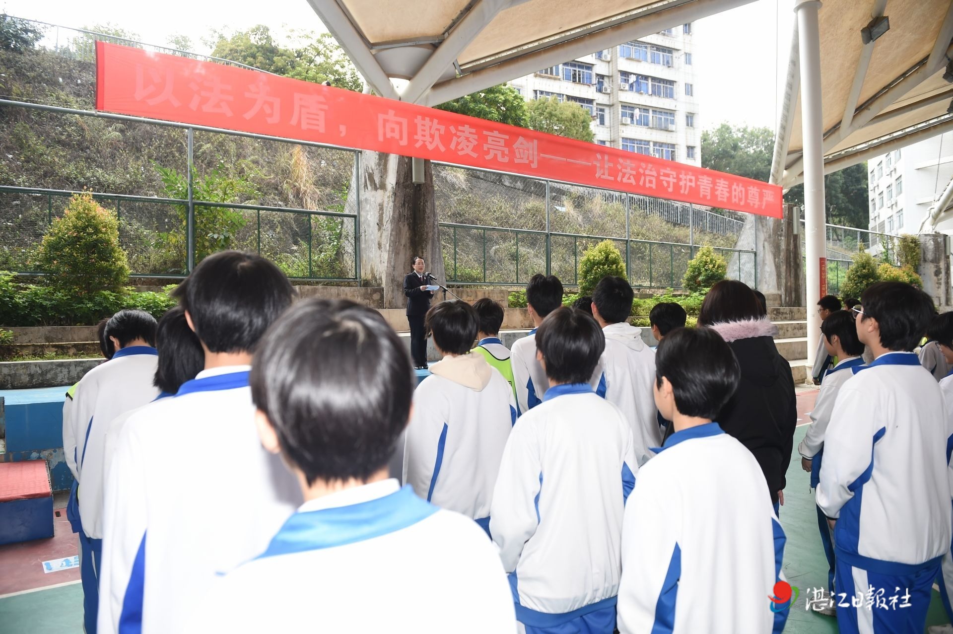检察官防范校园欺凌法治课在国旗下开讲