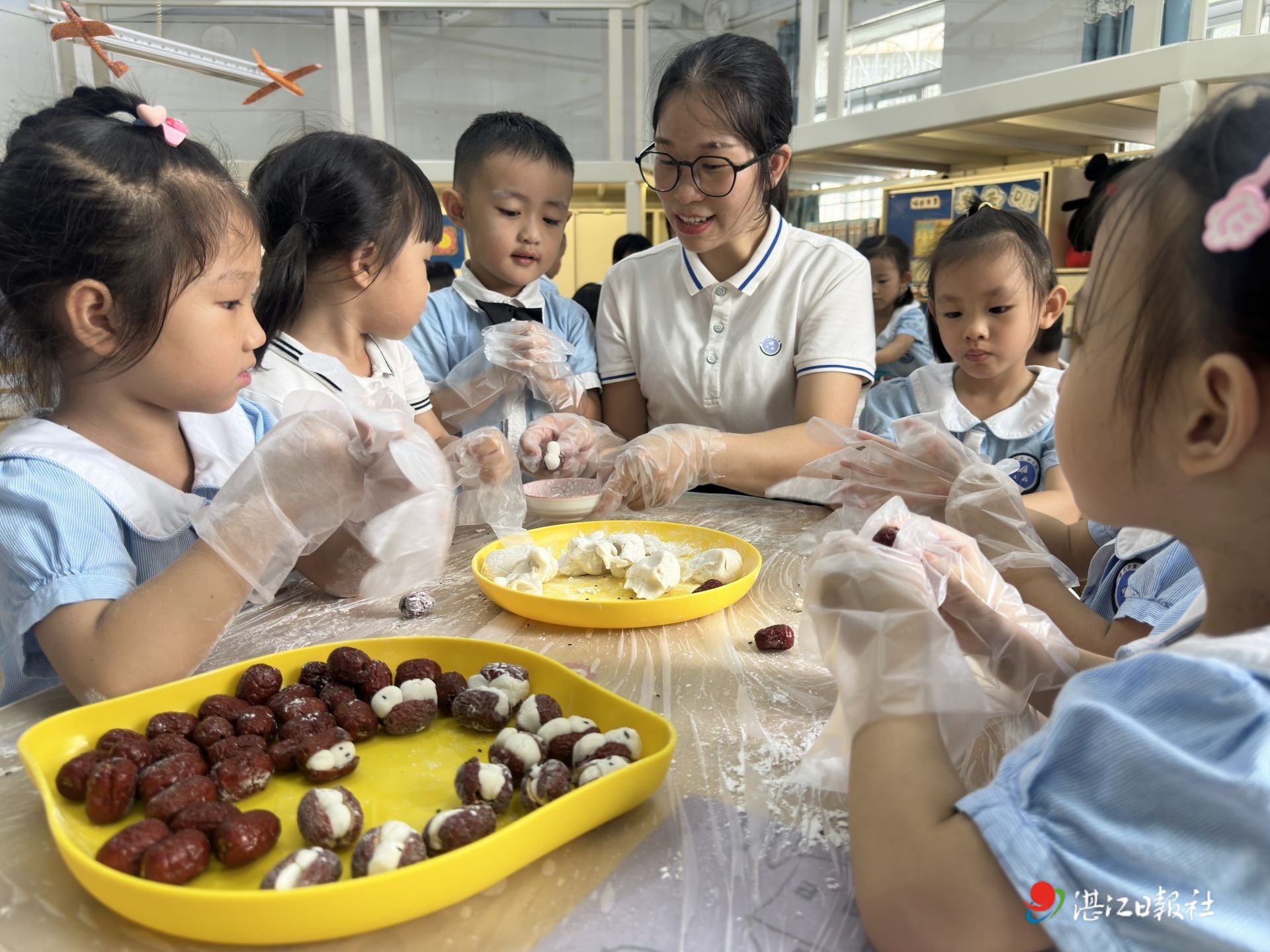 市三幼举办喜迎教师节、中秋节活动