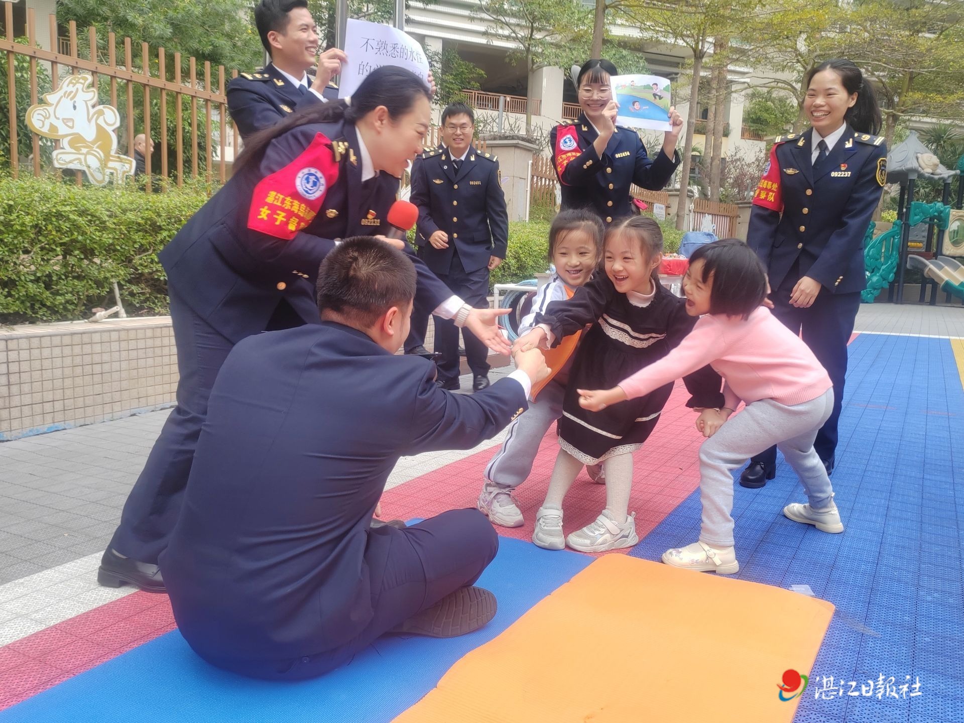 让孩子在玩耍中学习水上安全知识