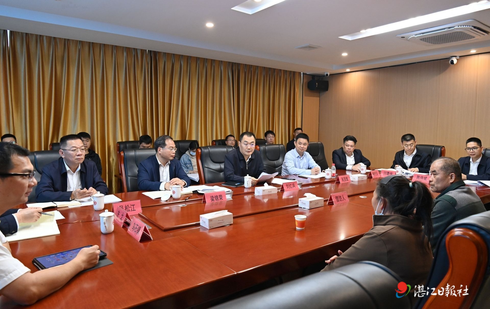 坚持以人民为中心的发展思想  用心用情做好信访和安全生产工作