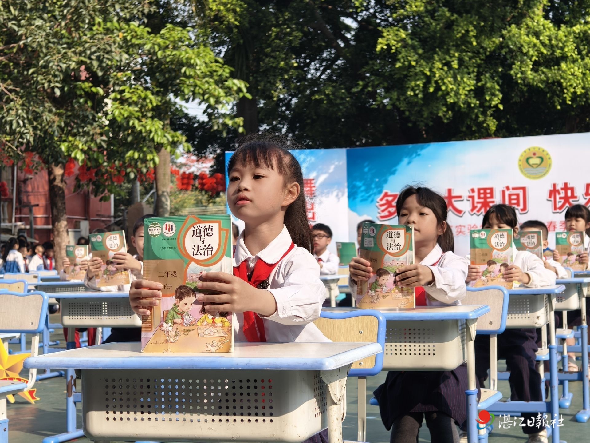 方寸课桌之间 尽展少年风采