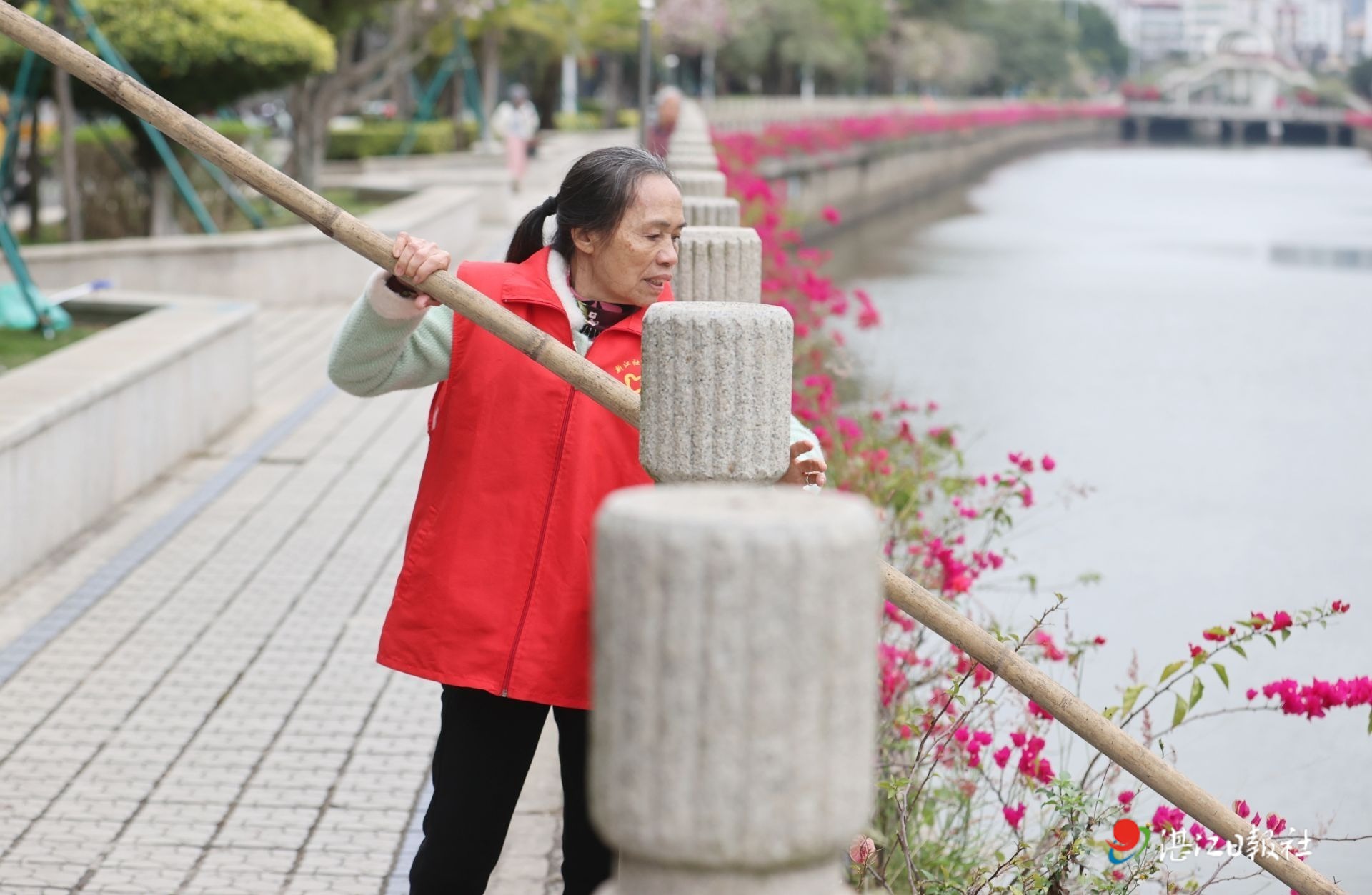 守护河清草绿花香