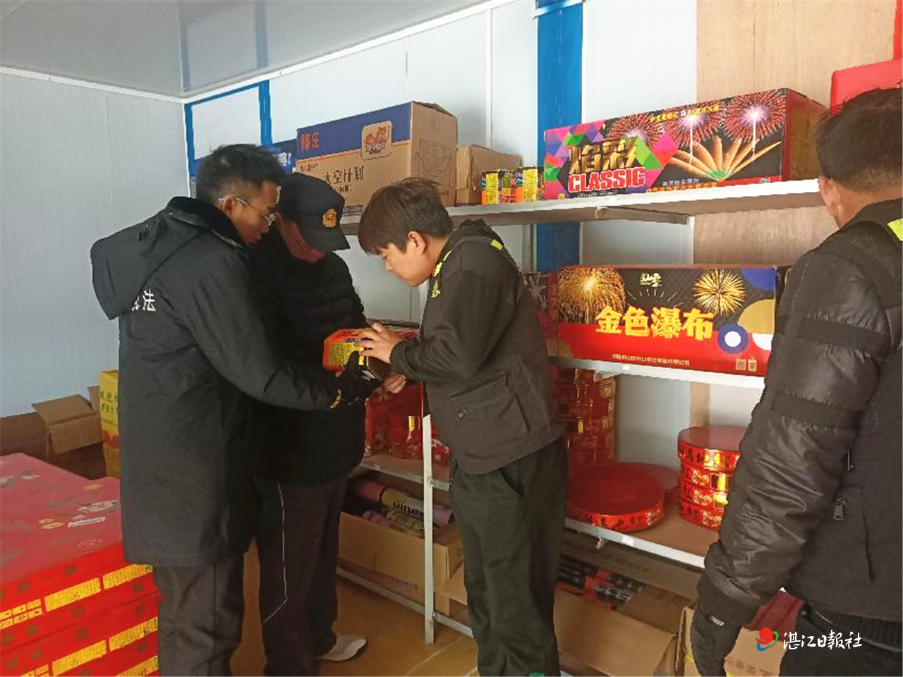 遂溪乐民开展烟花爆竹经营旺季“打非治违”联合执法行动