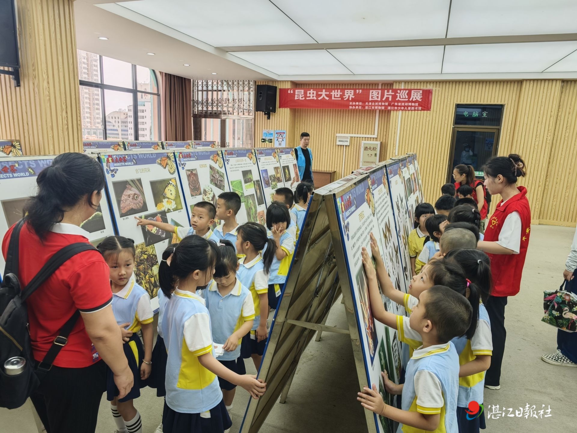 小朋友参加“图书馆之旅”