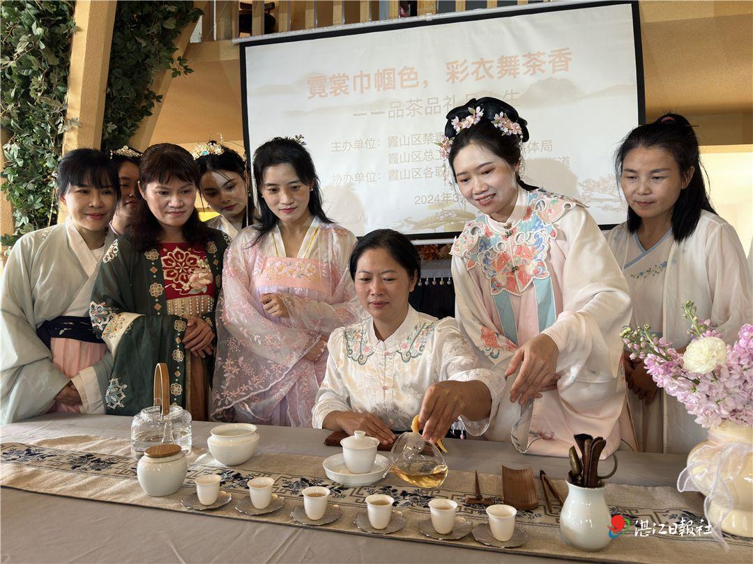 着汉服 品香茗 迎佳节