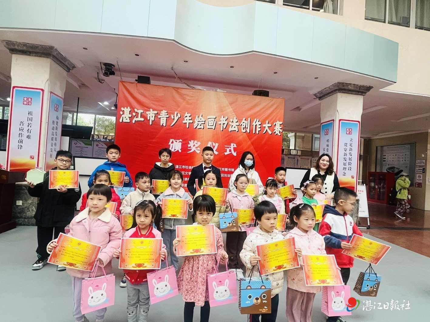 用书法和绘画表达对祖国的热爱