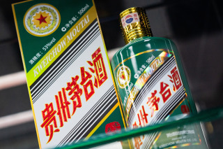 飞天茅台下探至2100元，贵州茅台传出取消大箱投放与拆箱散卖政策求控价