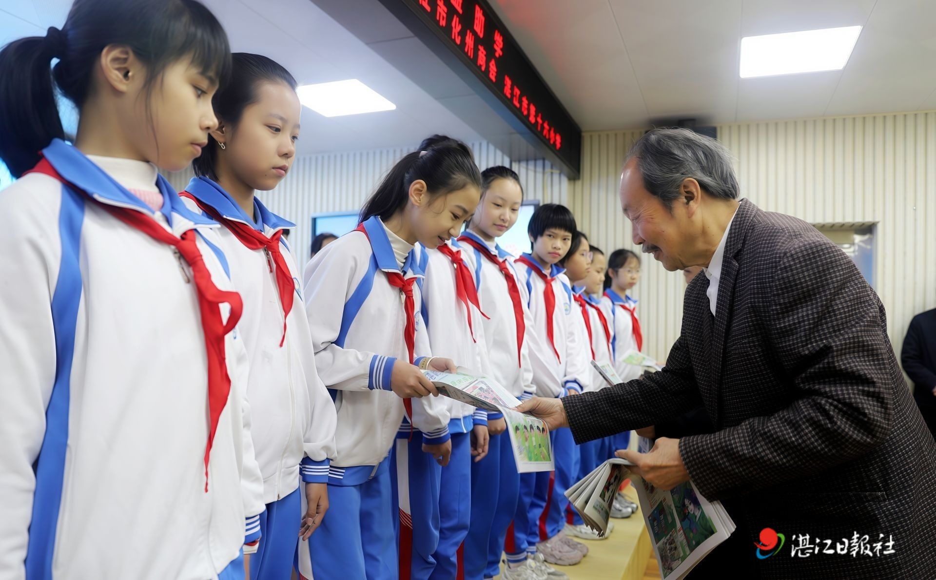 公益赠阅温暖续航  点亮少年求知路