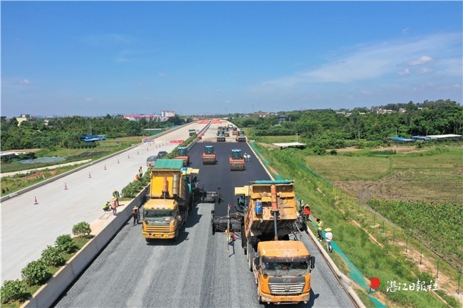湛江机场高速二期工程沥青路面施工全面铺开