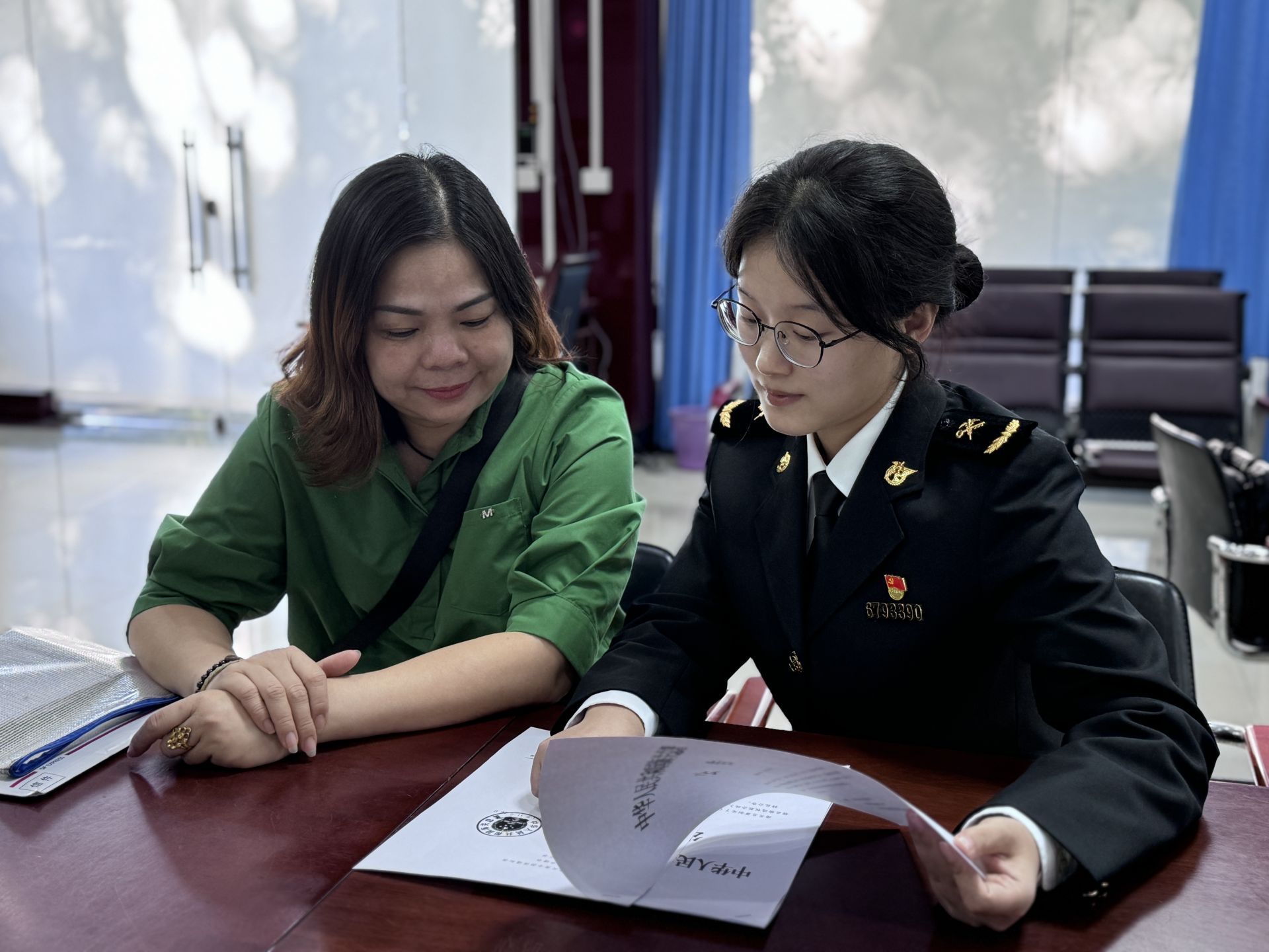 “一纸证书通全球”！海关优化窗口服务助力民营企业提速“出海”