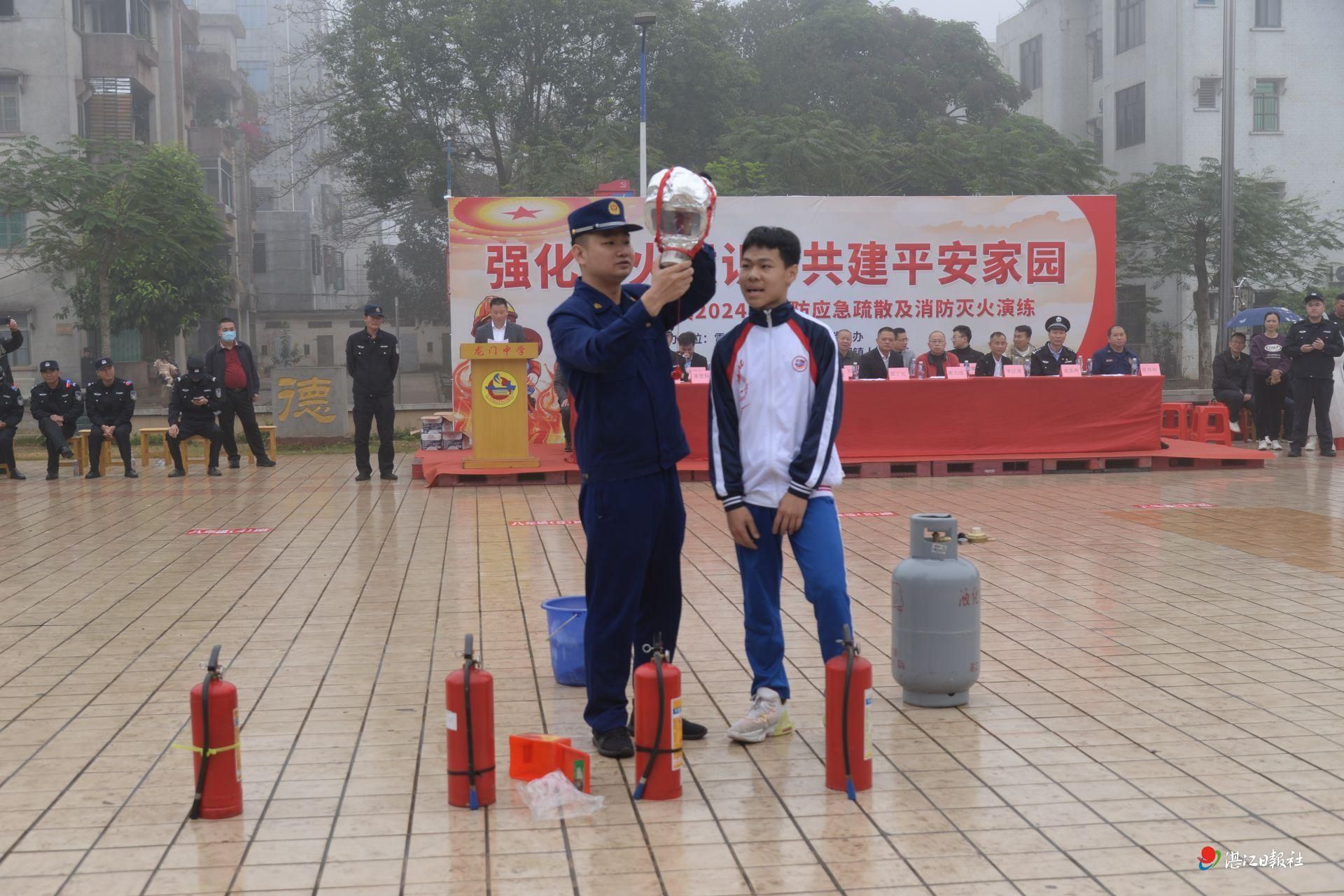 雷州市龙门镇举行消防应急疏散、灭火演练