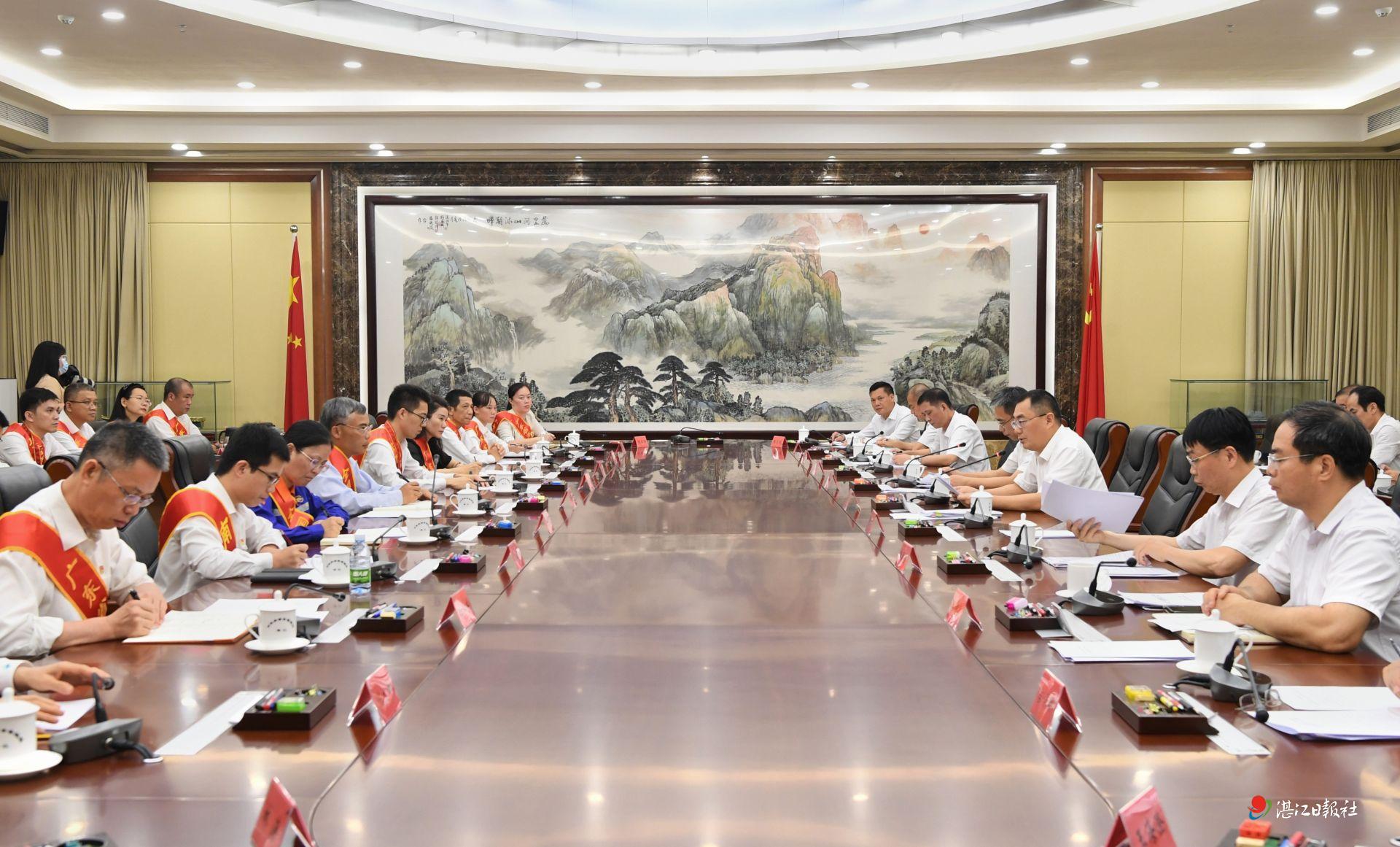 大力弘扬劳模精神劳动精神工匠精神  积极投身湛江现代化建设的火热实践