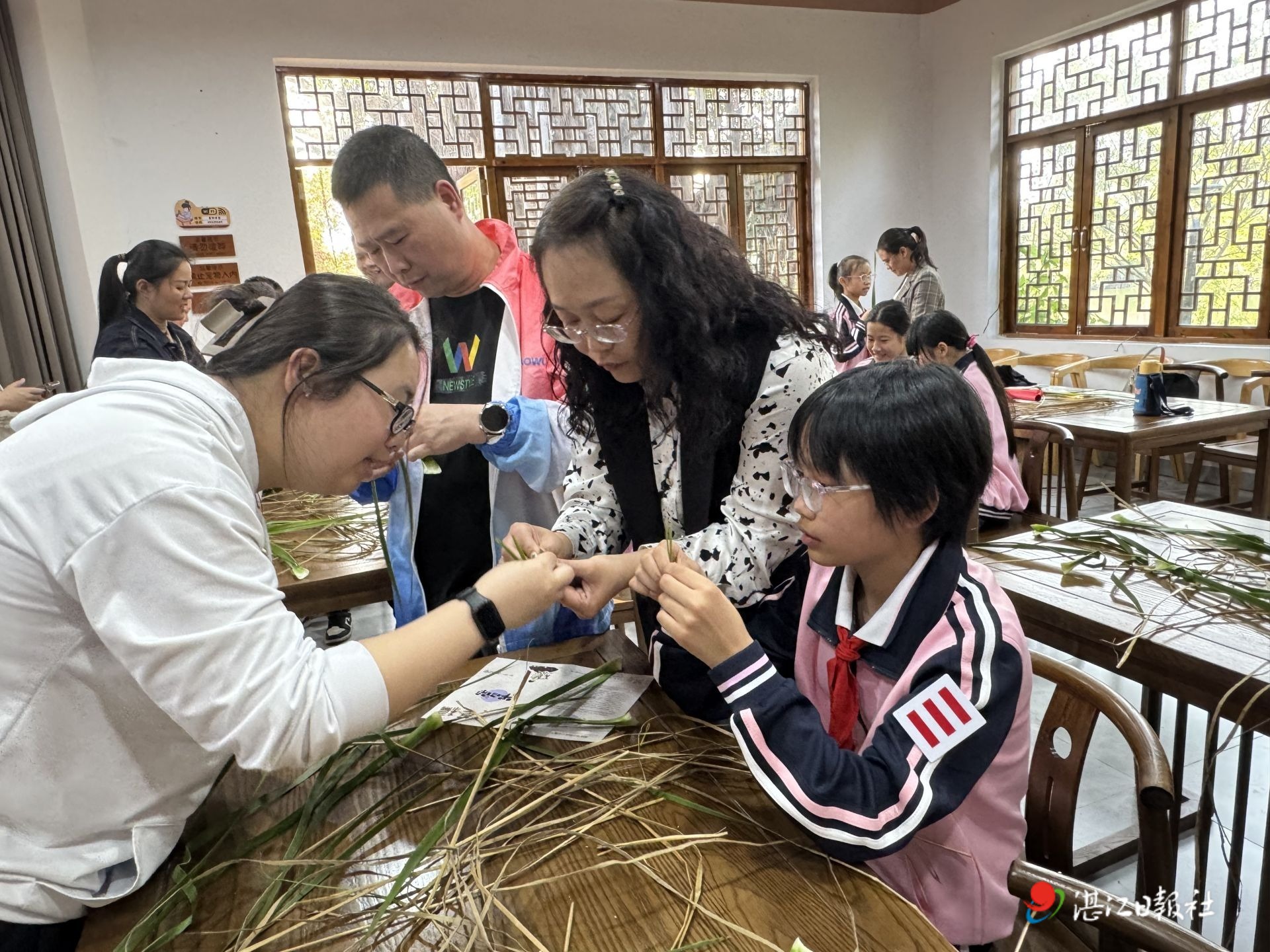 探寻非遗文化 体验草编技艺