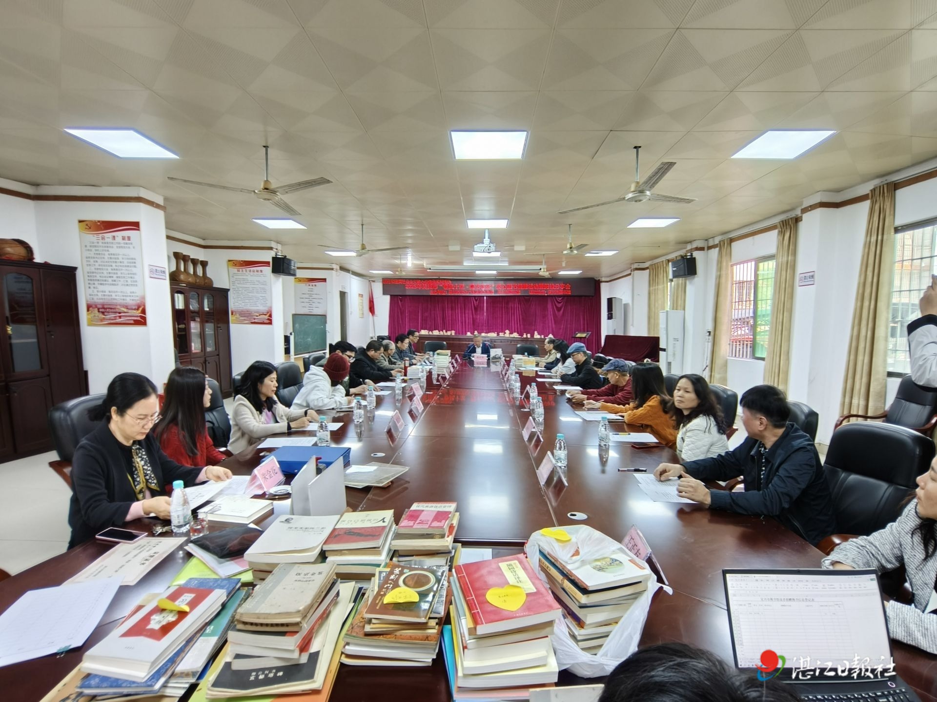 爱心人士向吴川市图书馆捐赠逾千册图书