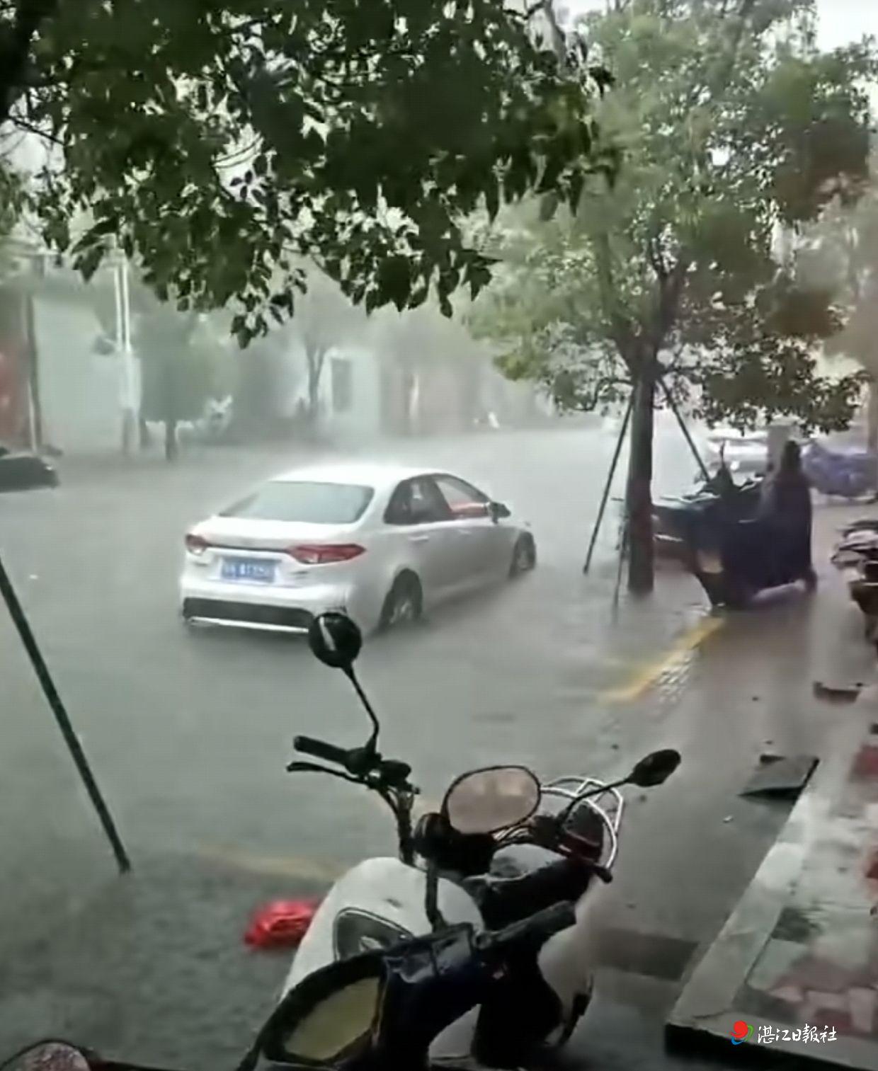 吴川多地遭暴雨侵袭，市民积极应对