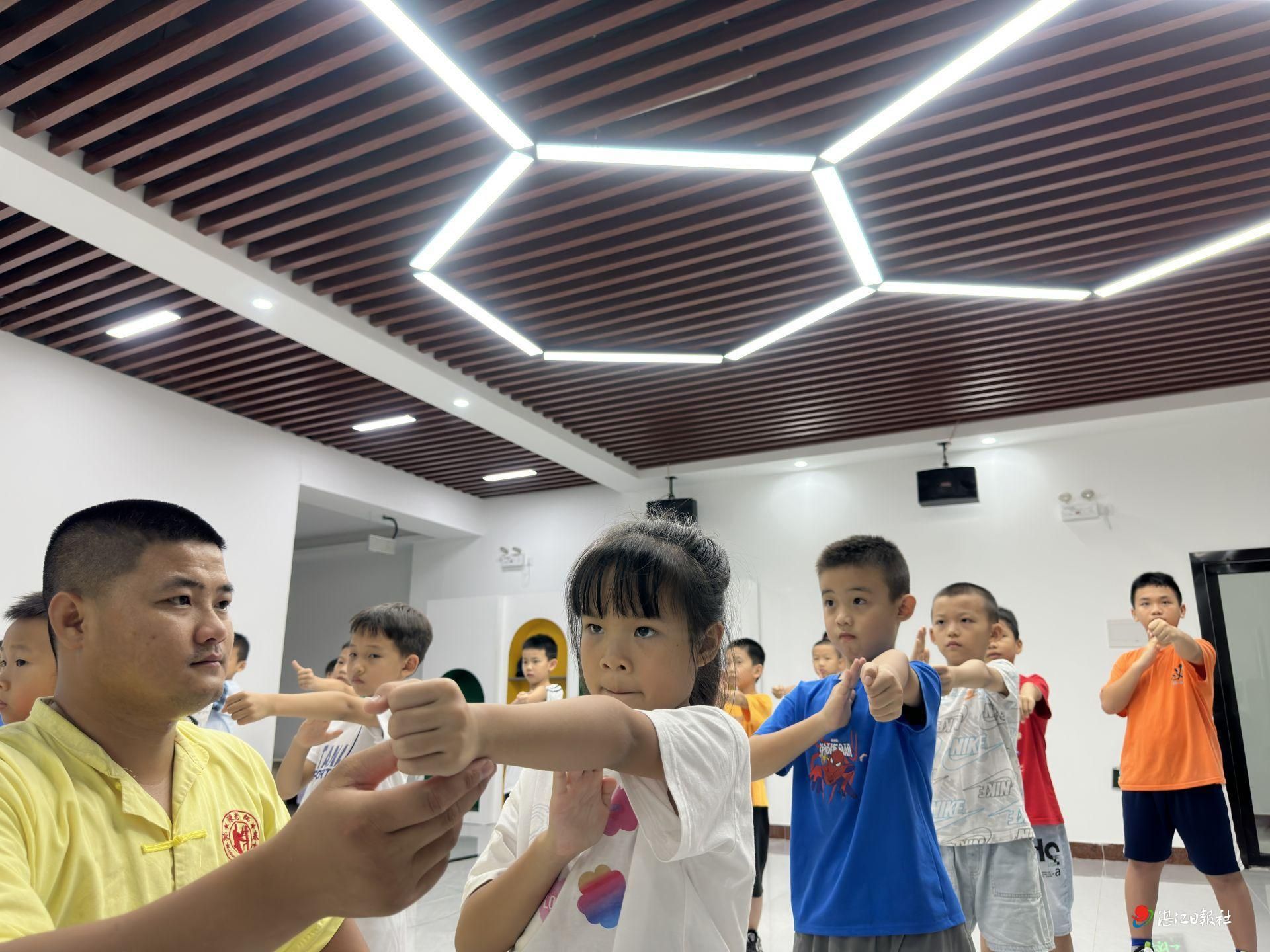 赤坎区首家“四点半”公益大学堂揭牌