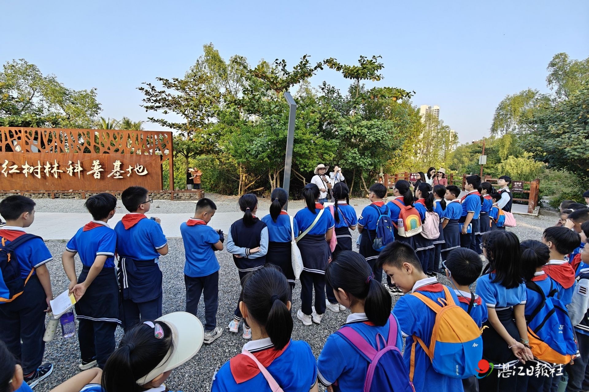探秘喧嚣都市中的滨海湿地 感受自然与城市的和谐共生
