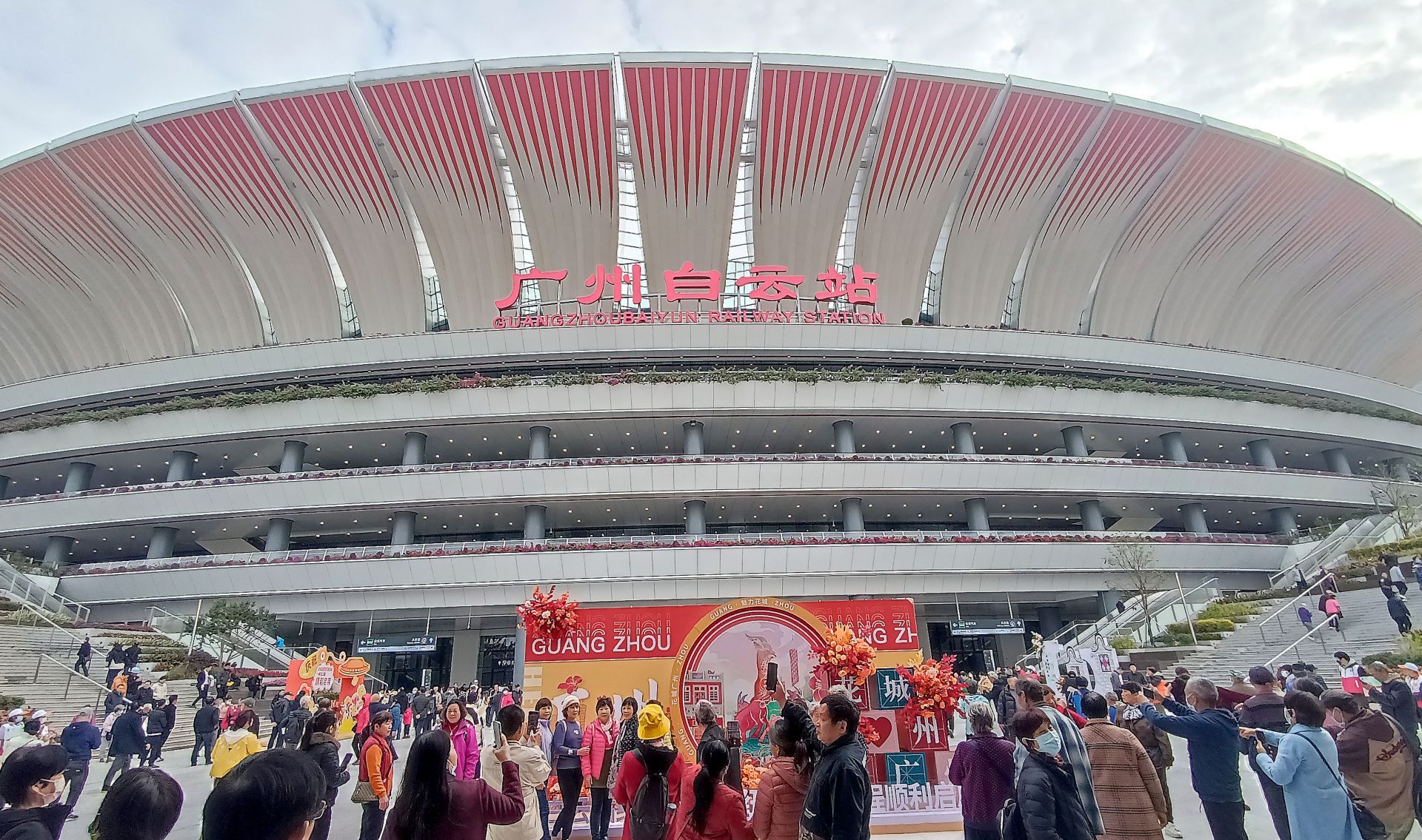 大湾区“超级车站”广州白云站投入运营