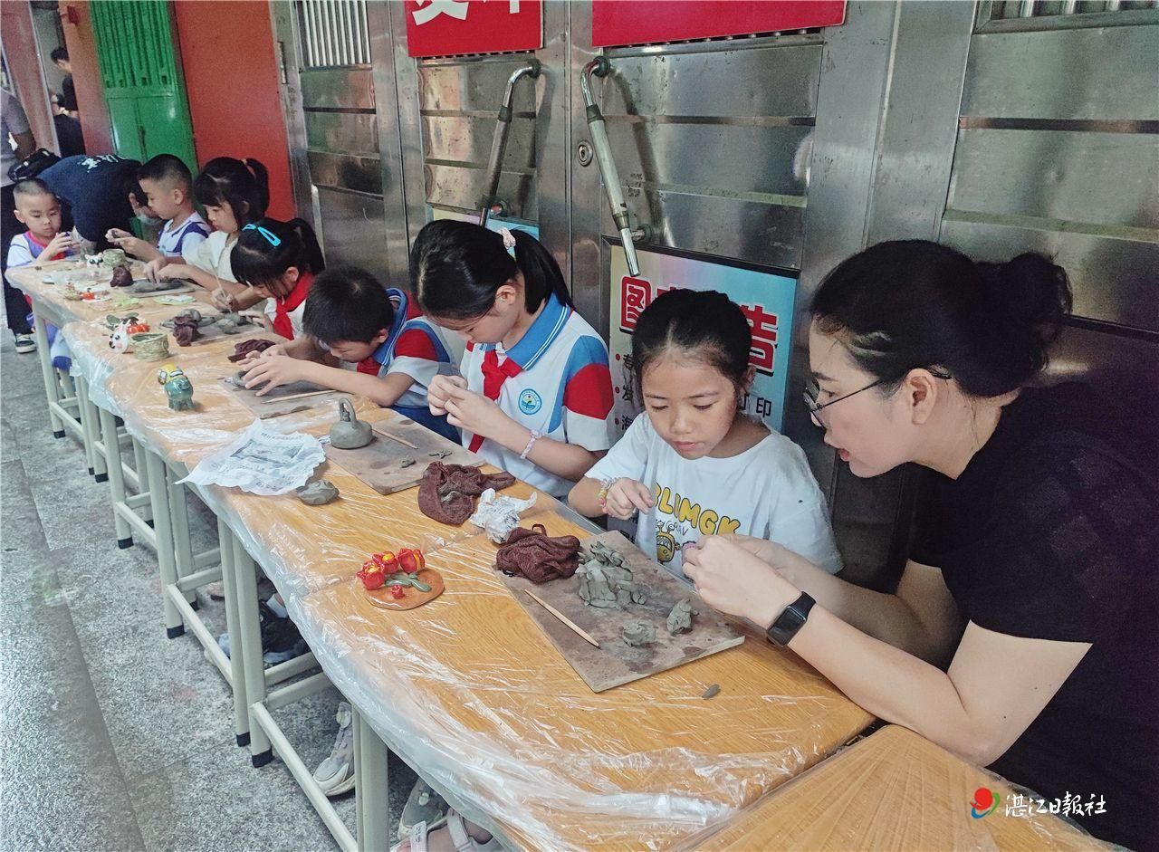 非遗文化浸润童心 老带幼传承红色基因