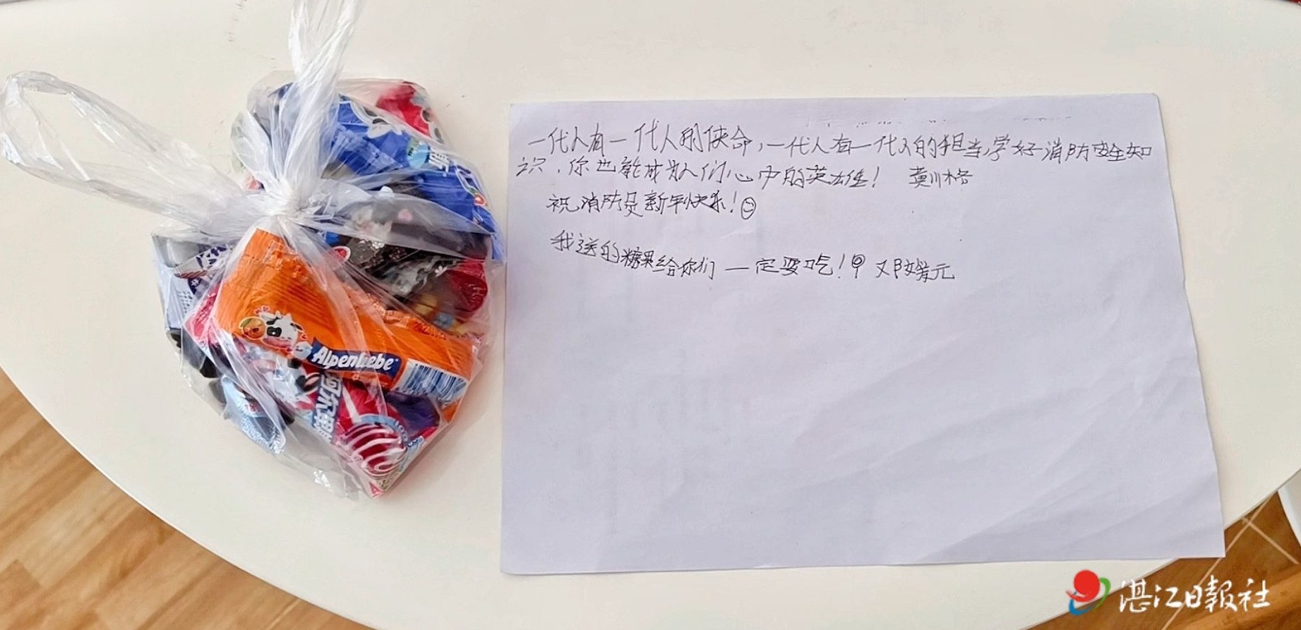 感人一幕！“小客人”给消防员拜年