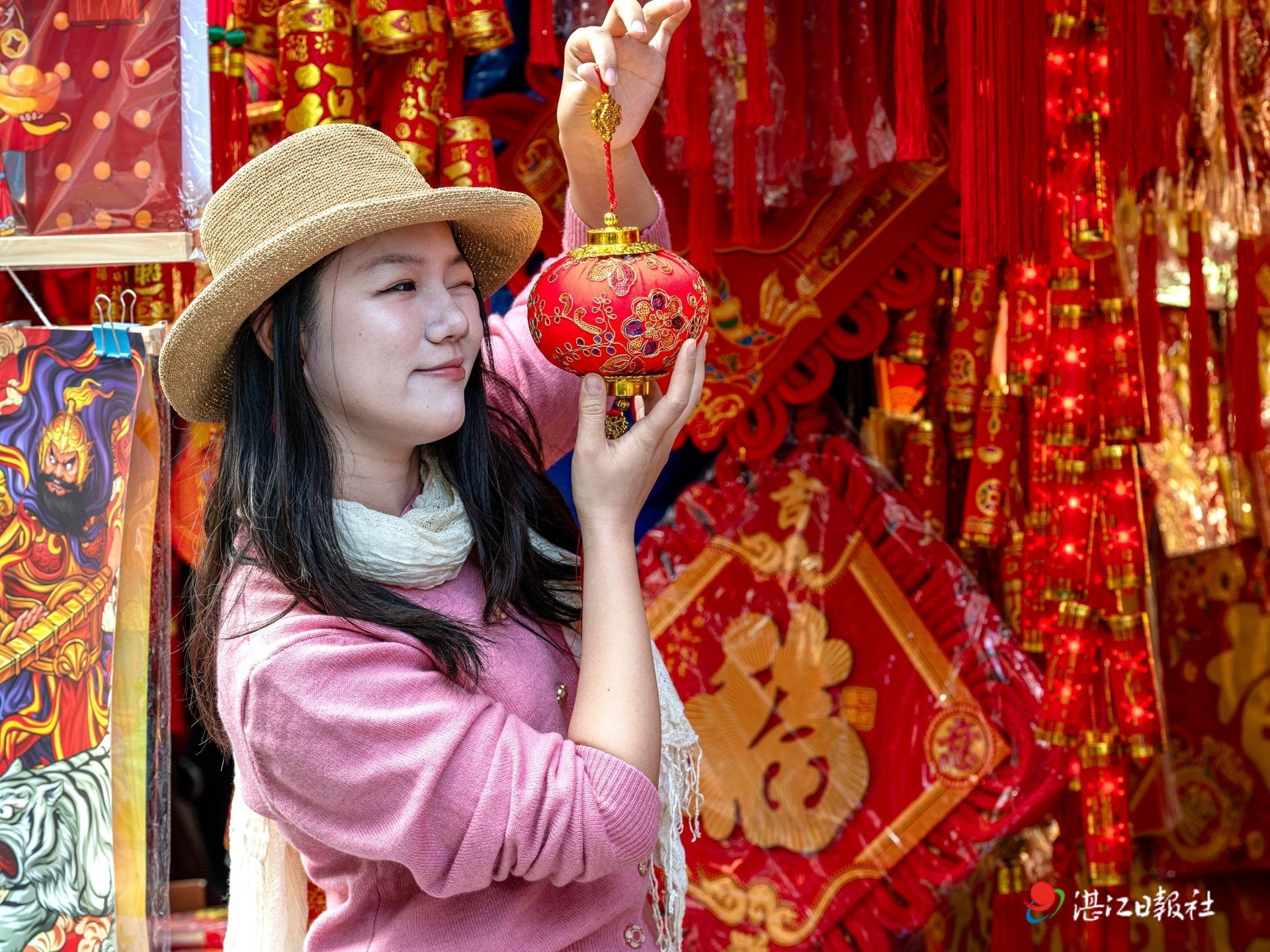 蛇年春节渐近，霞山观海长廊年花市场热闹非凡