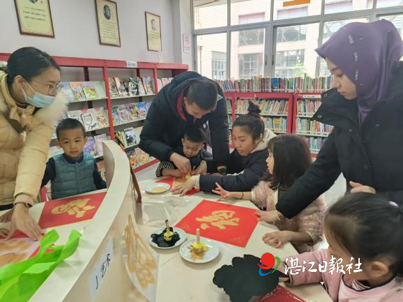 书香浓浓  其乐融融过大年