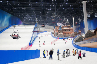 在上海，每天8000人涌进世界最大室内滑雪场 | 打卡新上海
