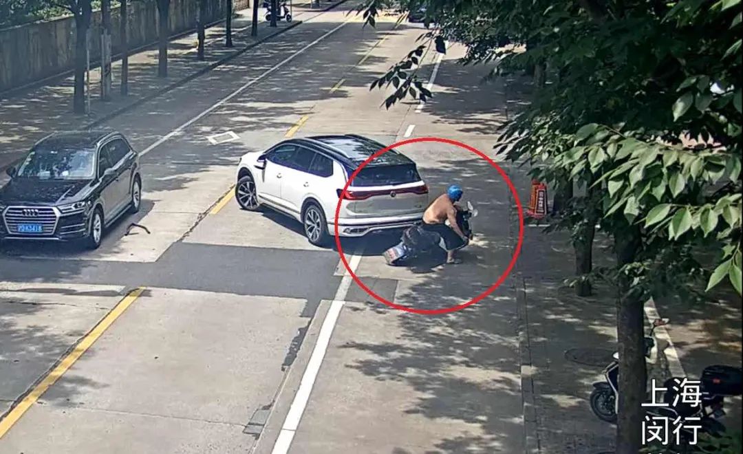 男子街头作案、狂秀“演技”！已被批捕，各平台拉黑，永不聘用