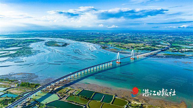 南三岛大桥主线路面完工
