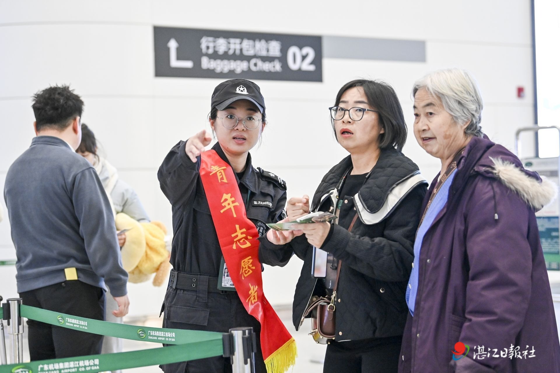 机场地勤忙个不停