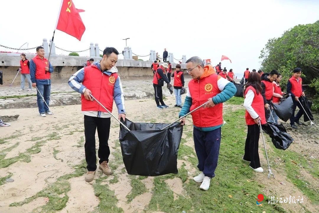 市妇幼保健院：开展红树林净滩志愿活动