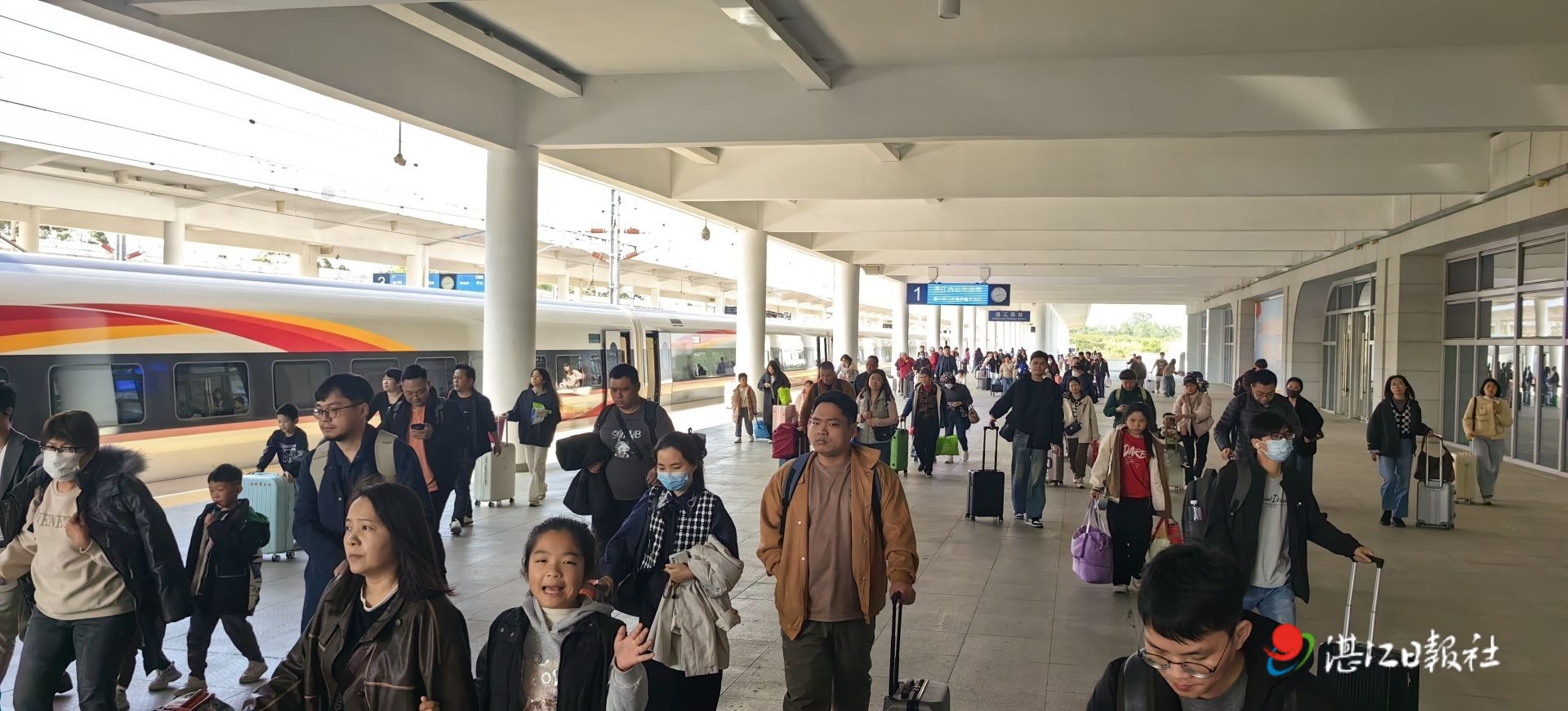 湛江西站迎来节前春运客流高峰