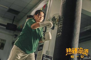 春节档首日票房破13亿，《飞驰人生2》《热辣滚烫》等四部影片占比近95%