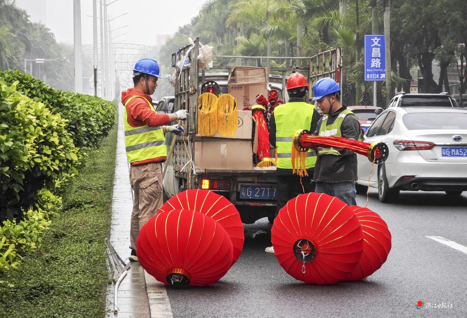 火红灯笼高高挂 港城主干道“亮化”迎新春